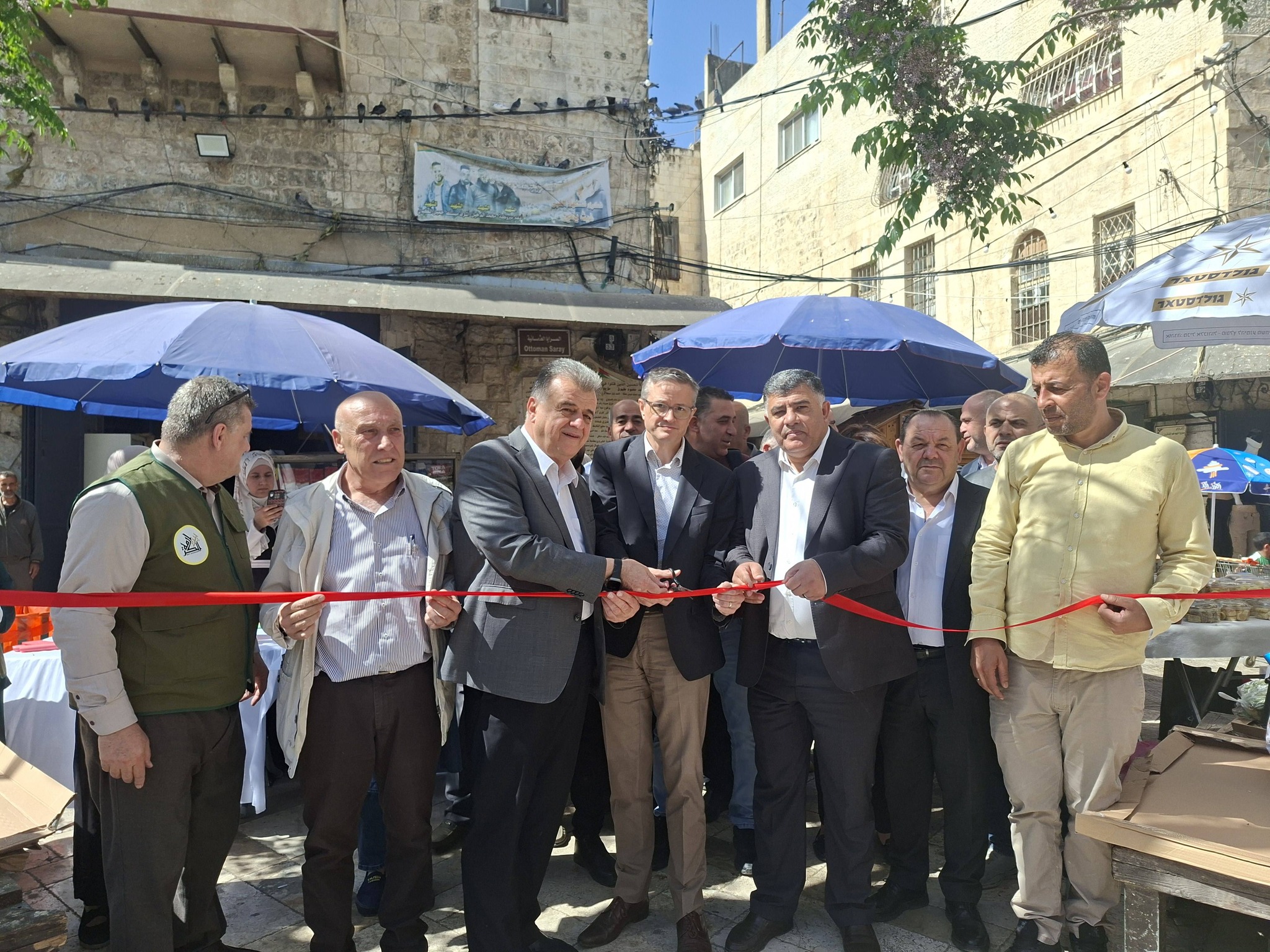 بتنظيم من الاتحاد العام لنقابات عمال فلسطين .. محافظ نابلس غسان دغلس يفتتح "سوق المنارة الخيري" في البلدة القديمة
