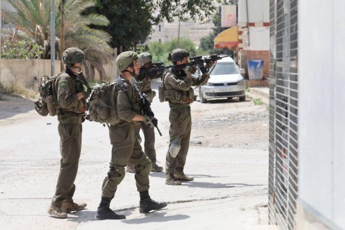 إصابة شاب بالرصاص الحي والعشرات بالاختناق خلال اقتحام قوات الاحتلال برقة شرق رام الله