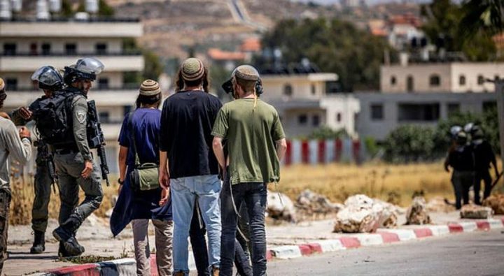 مستوطنون يهاجمون منازل المواطنين في اللبن الشرقية جنوب نابلس
