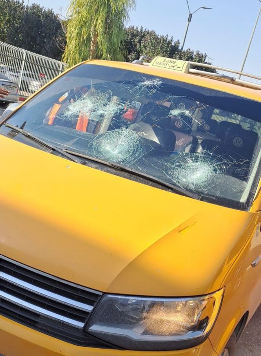 إصابة سائق وتحطيم مركبة عمومية في هجوم للمستوطنين على بلدة يعبد جنوب جنين