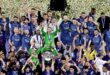 رفع العلم الروسي على أرض الملعب خلال احتفالات باريس سان جيرمان بالفوز بدوري الأبطال