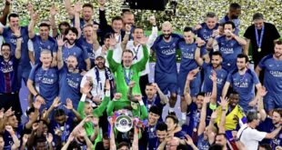 رفع العلم الروسي على أرض الملعب خلال احتفالات باريس سان جيرمان بالفوز بدوري الأبطال