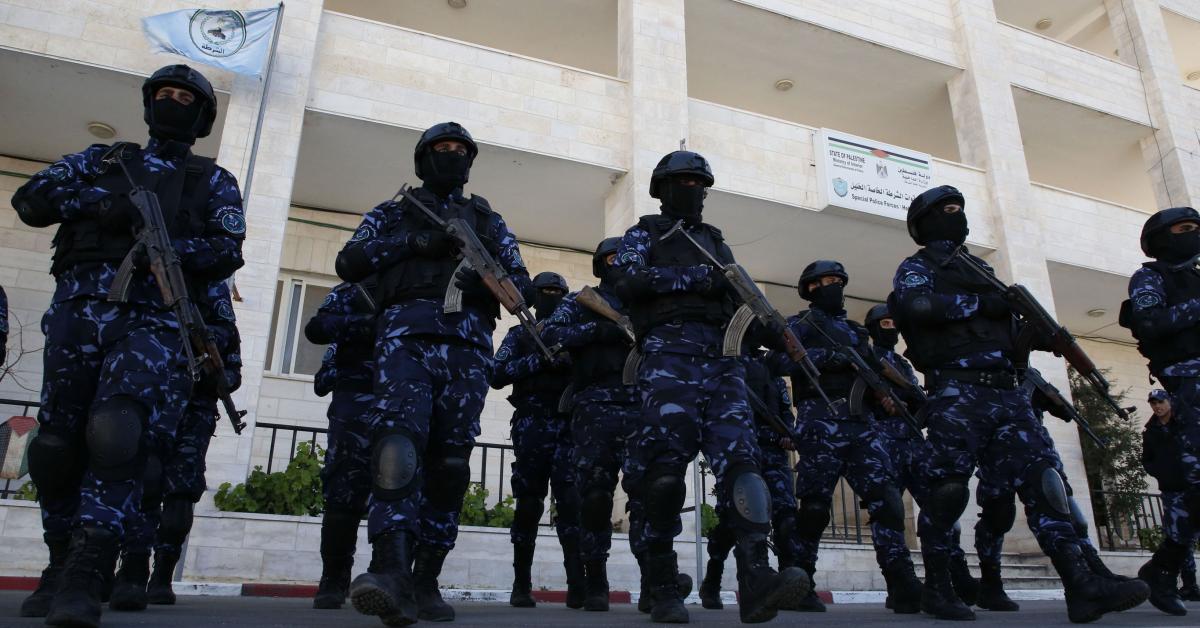 الشرطة تلقي القبض على شخصين من تجار المخدرات في كفر عقب