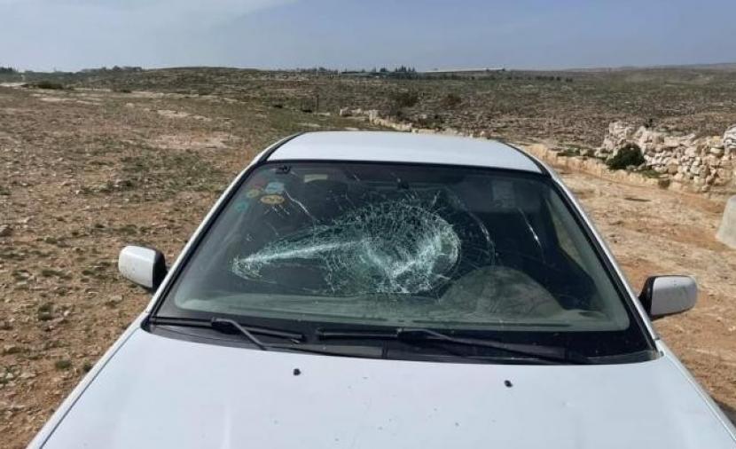 مستوطنون يعتدون على مركبة شمال رام الله