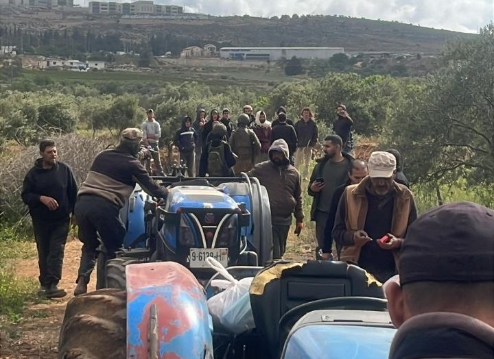 مستوطنون يهاجمون المزارعين ويجبرونهم على مغادرة أراضيهم شرق رام الله