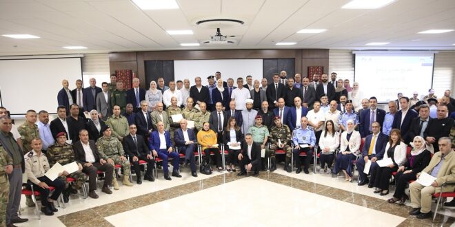 المدرسة الوطنية للإدارة تُخرج المشاركين في برنامج الإدارة والقيادة
