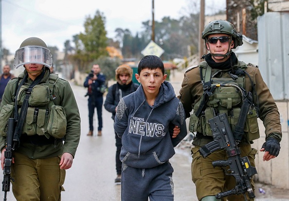 الاحتلال يعتقل طفلا من بيت عنان شمال غرب القدس