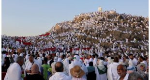 الحجاج يتوافدون إلى عرفات لأداء الركن الأعظم