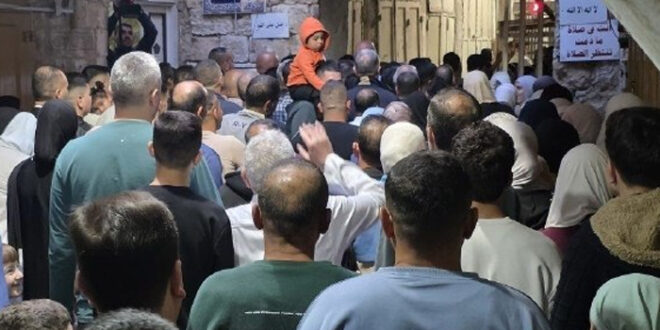 رغم تضييقات الاحتلال.. مئات الفلسطينيين يؤدون صلاة عيد الأضحى في الحرم الإبراهيمي بالخليل