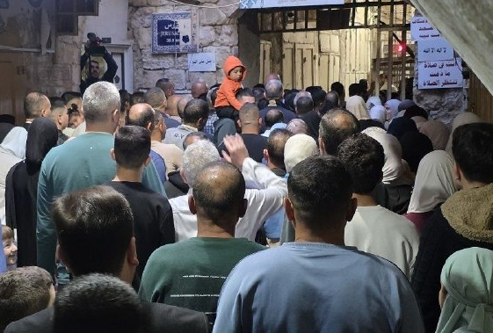 رغم تضييقات الاحتلال.. آلاف الفلسطينيين يؤدون صلاة عيد الأضحى في الحرم الإبراهيمي بالخليل
