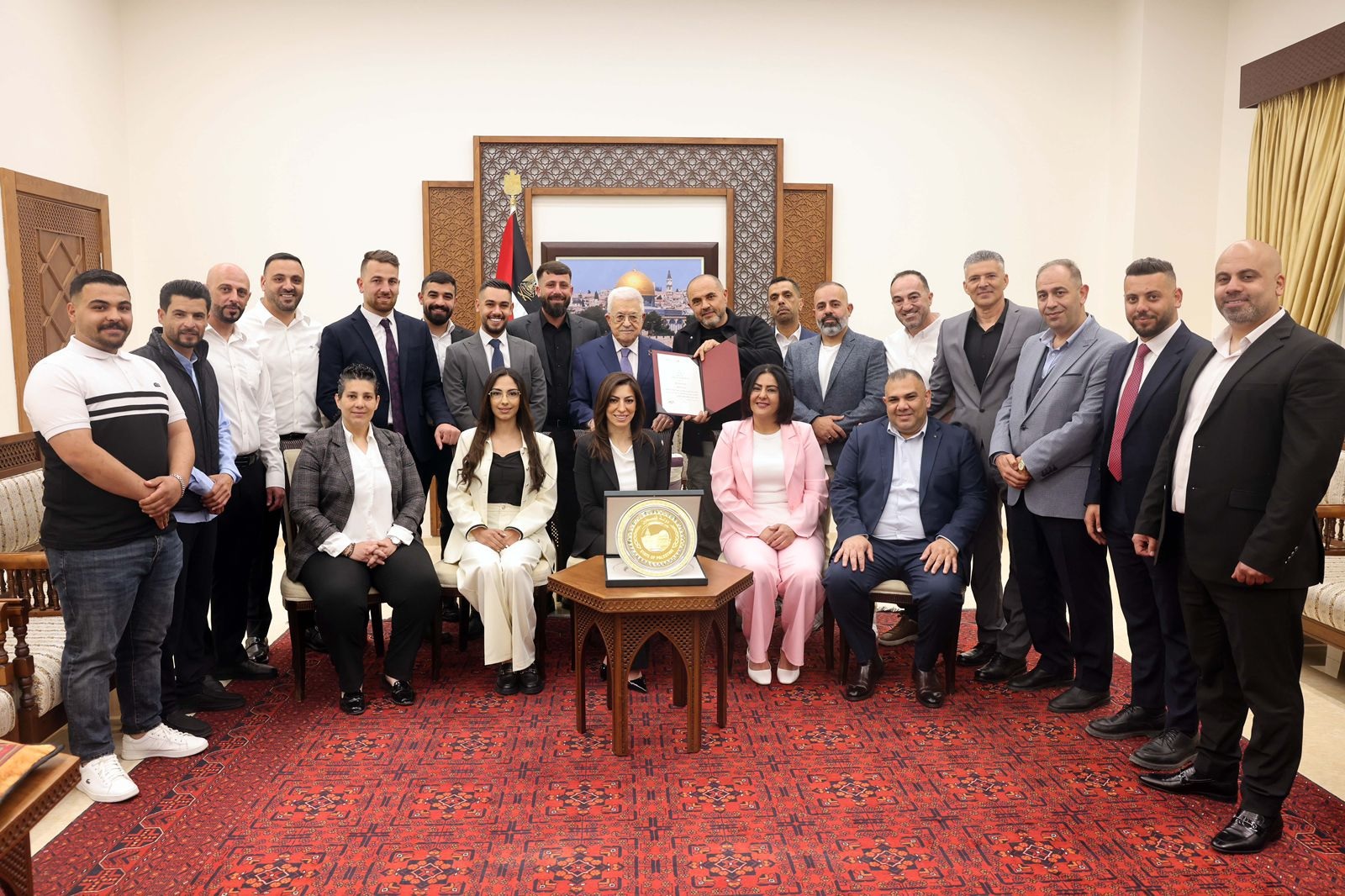 الرئيس محمود عباس يمنح مؤسسة حماة الفتح درع دولة فلسطين