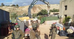 جرافات الاحتلال تهدم منزلاً ومنشآت تجارية شمال القدس