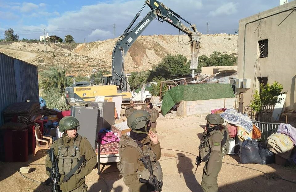 جرافات الاحتلال تهدم منزلاً ومنشآت تجارية شمال القدس
