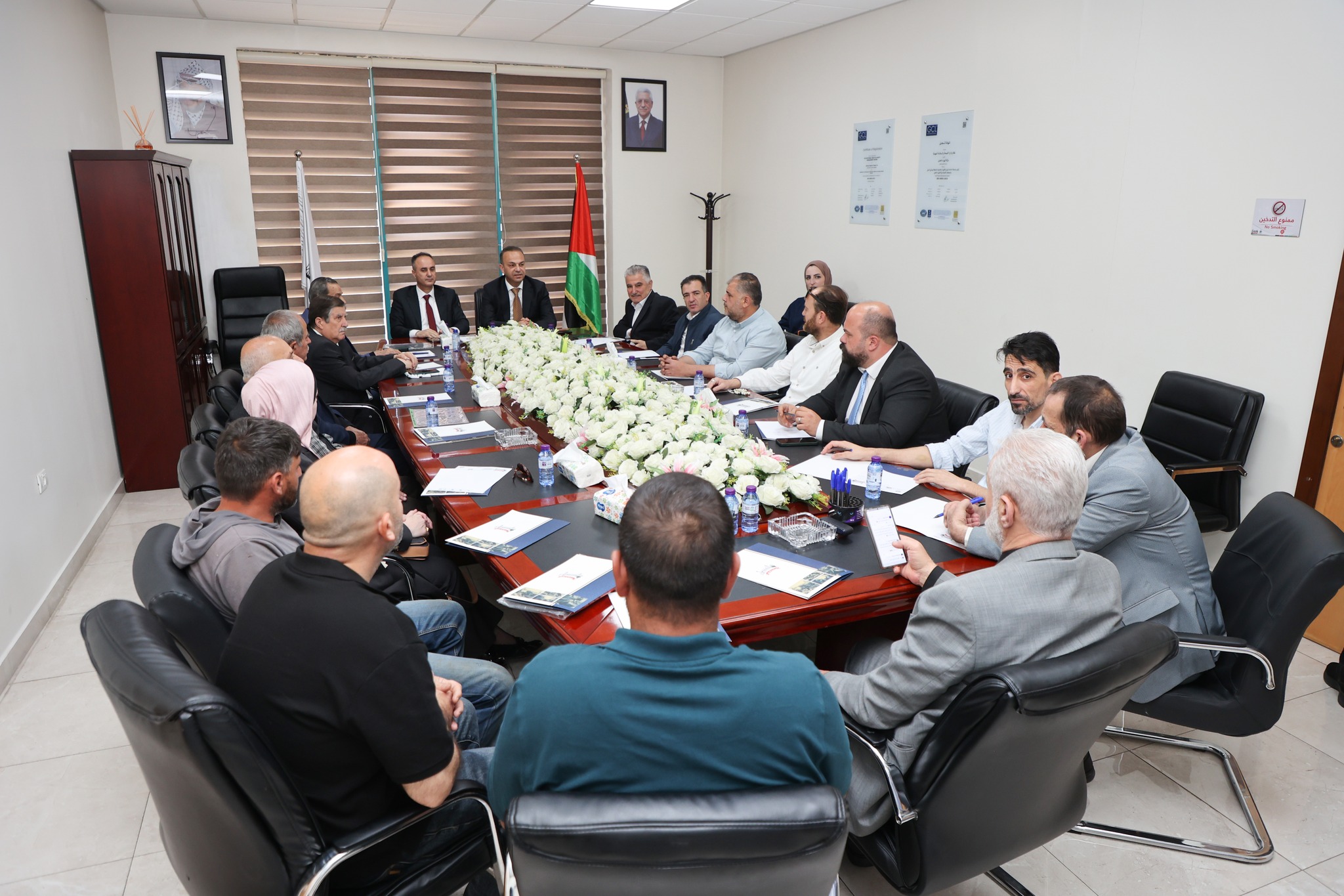 رئيس بلدية الخليل المهندس يوسف الجعبري يجتمع بسكان بيت عينون المهددة بالمصادرة لصالح الاستيطان