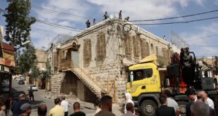 الاحتلال ينفذ أعمال بناء فوق سطح مبنى بلدية الخليل القديم المغلق منذ سنوات