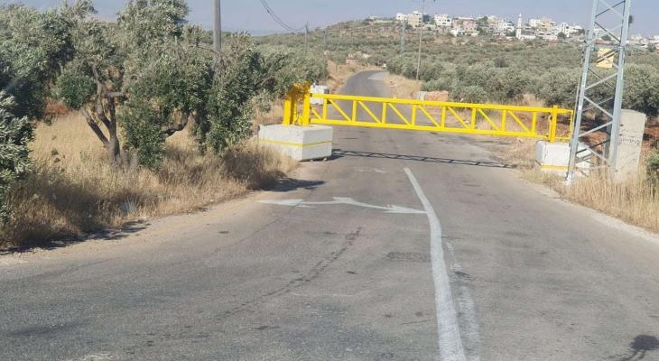 الاحتلال يغلق البوابة الحديدية عند مدخل قرية دير جرير