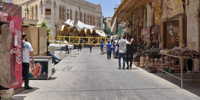 الاحتلال ينصب بوابة حديدية وبرجا عسكريا في البلدة القديمة بالخليل