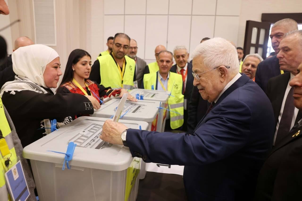 الرئيس محمود عباس يدلي بصوته في انتخابات اللجنة المركزية والمجلس الثوري لمؤتمر حركة فتح الثامن