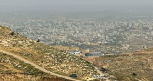 مستوطنون برفقة قوات الاحتلال يقتحمون منطقة طاروسا غرب دورا