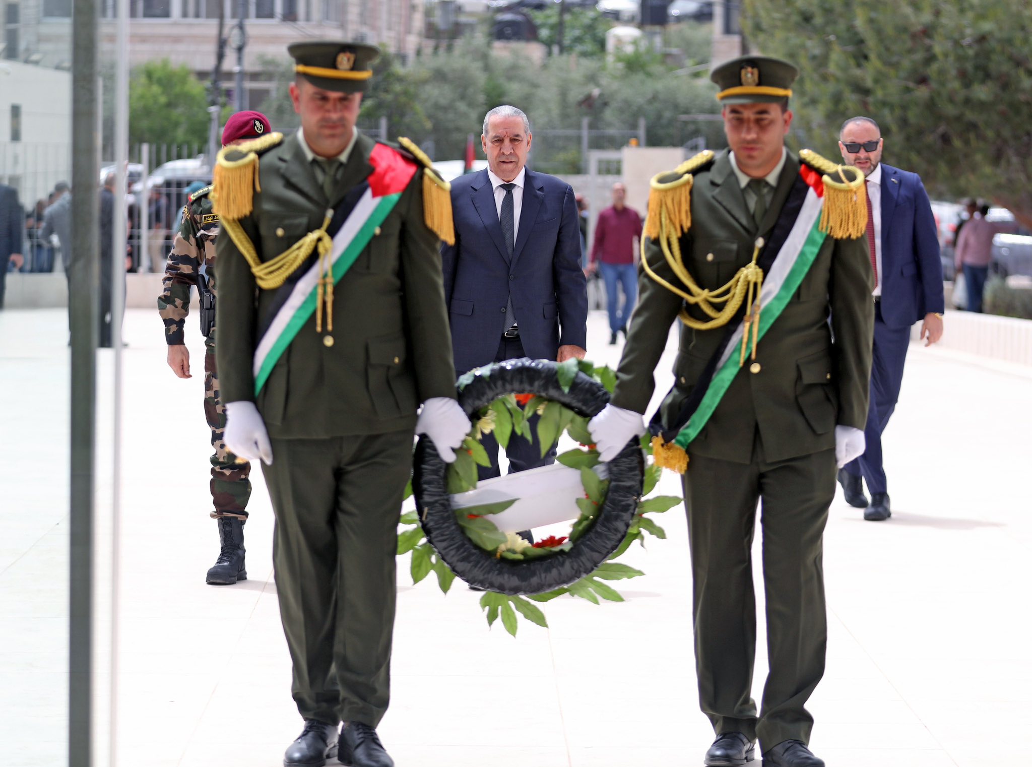 حسين الشيخ يضع إكليلا على ضريح الشهيد عرفات بالذكرى 78 للنكبة