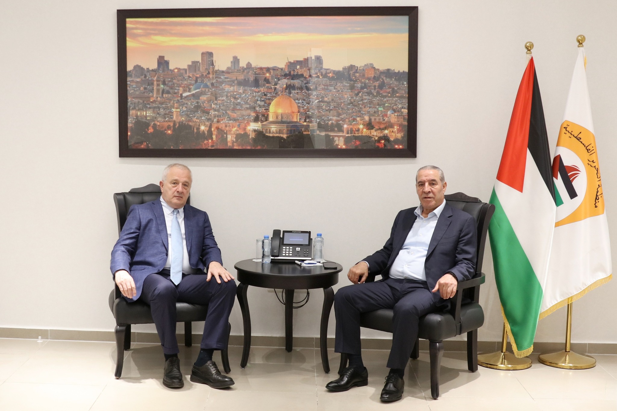 حسين الشيخ يبحث آخر المستجدات السياسية مع ممثل روسيا لدى فلسطين