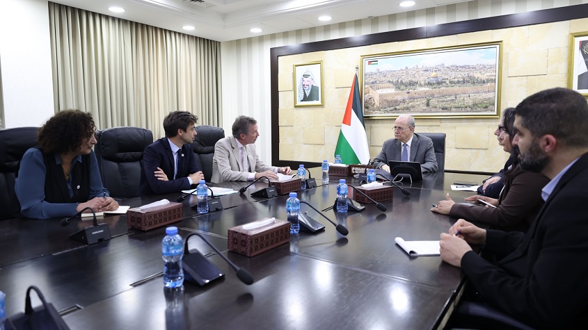رئيس الوزراء يبحث مع الصليب الأحمر دعم القطاع الصحي وظروف الأسرى في سجون الاحتلال