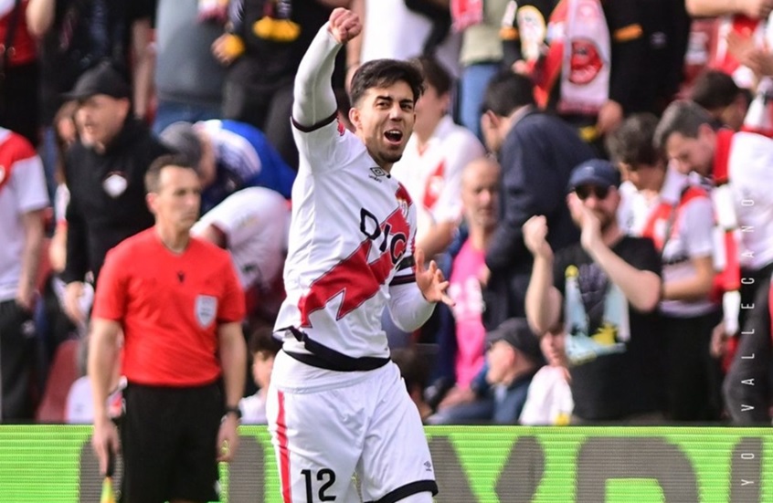 لاعب مغربي يتصدر الاحتفالات بالعلم الفلسطيني في دوري المؤتمر الأوروبي