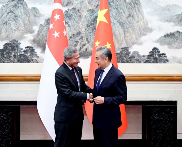 وزير الخارجية: الصين مستعدة لتعزيز التعاون العملي مع سنغافورة