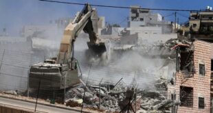 الاحتلال يجبر مواطنا على هدم منزله بقرية قلنديا شمال القدس