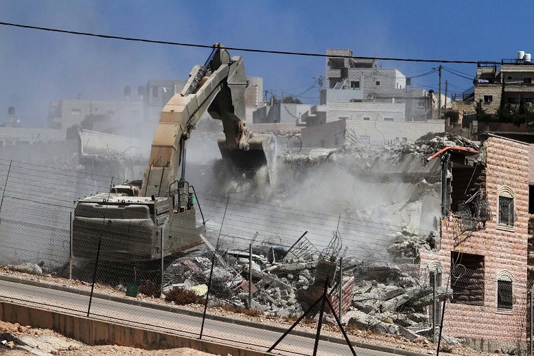الاحتلال يجبر مواطنا على هدم منزله بقرية قلنديا شمال القدس