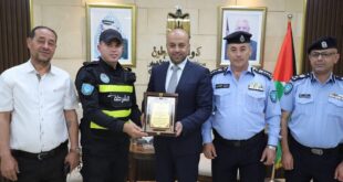 محافظ أريحا حسين حمايل يكرّم شرطيين أنقذا حياة طفل