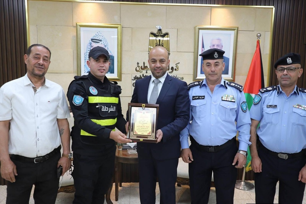 محافظ أريحا حسين حمايل يكرّم شرطيين أنقذا حياة طفل