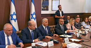 شفا - أظهر استطلاع نُشر الخميس، أن حزب الصهيونية الدينية، برئاسة بتسلئيل سموتريتش، سيتجاوز نسبة الحسم ويحصل على أربعة مقاعد في الكنيست، وذلك لأول مرة منذ أشهر، وسيعزز قوة أحزاب الائتلاف التي ستحصل مجتمعة على 51 مقعدا في الكنيست مقابل 59 مقعدا للأحزاب الصهيونية في المعارضة وعشرة مقاعد للأحزاب العربية. وحسب الاستطلاع الذي نشرته صحيفة "معاريف"، فإنه لو جرت انتخابات الكنيست الآن، ستحصل قائمة "بِياحد" المؤلفة من حزب برئاسة نفتالي بينيت وحزب "ييش عتيد" على 25 مقعدا، وحزب الليكود على 24 مقعدا، بينما يحصل حزب "يَشار" برئاسة غادي آيزنكوت على 15 مقعدا. ويحصل حزب "الديمقراطيين" على 10 مقاعد، حزب "يسرائيل بيتينو" 9 مقاعد، حزب "عوتسما يهوديت" 8 مقاعد، حزب شاس 8 مقاعد، كتلة "يهدوت هتوراة" 7 مقاعد، القائمة الموحدة 5 مقاعد، الجبهة – العربية للتغيير 5 مقاعد، والصهيونية الدينية 4 مقاعد. وفحص الاستطلاع نتائج ثلاثة سيناريوهات تحالف بين قائمة "بِياحد" برئاسة بينيت وحزبي "يشار" و"يسرائيل بيتينو". وأكثر عدد مقاعد سيحصل عليه هذا التحالف سيكون في حال ترأسه آيزنكوت وهو 49 مقعدا، بينما لا تتغير نتائج باقي الأحزاب. وفي حال ترأس بينيت هذا التحالف فإنه سيتراجع إلى 46 مقعدا، وترتفع قوة حزب "الديمقراطيين" إلى 12 مقعدا، ويتراجع أكثر هذا التحالف في حال ترأسه أفيغدور ليبرمان ويحصل على 44 مقعدا، وتوتفع قوة حزب "الديمقراطيين" إلى 13 مقعدا، وتتراجع الأحزاب الصهيونية في المعارضة إلى 57 مقعدا مقابل 53 مقعدا لأحزاب الائتلاف، و10 مقاعد للأحزاب العربية. وأظهر الاستطلاع ارتفاع نسبة المترديين حيال ما إذا سيصوتون، وكانت نسبتهم 10.6% بدون التحالف بين الأحزاب الثلاثة، بينم سترتفع هذه النسبة في حال ترأس آيزنكوت هذا التحالف إلى 12.2%، وإلى 13.4% إذا ترأسه بينيت، وإلى 14.4% إذا ترأسه ليبرمان. وعارض 49% من الإسرائيليين قانون تجنيد الحريديين الذي تحاول الحكومة سنّه، وأيده 30%، وقال 21% إن لا موقف لديهم حياله.