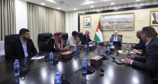 رئيس الوزراء يبحث مع أهالي الخان الأحمر تعزيز صمود التجمعات البدوية المهددة