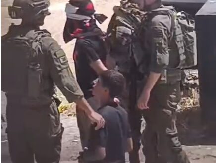 الاحتلال يعتقل طفلين شقيقين من المغير ويغلق مدخل القرية الغربي