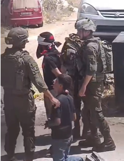 الاحتلال يعتقل طفلين شقيقين من المغير ويغلق مدخل القرية الغربي