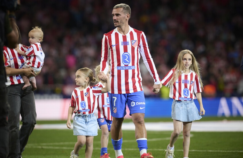 غريزمان يعتذر باكيا لجماهير أتلتيكو: الرحيل إلى برشلونة كان خطأ عمري