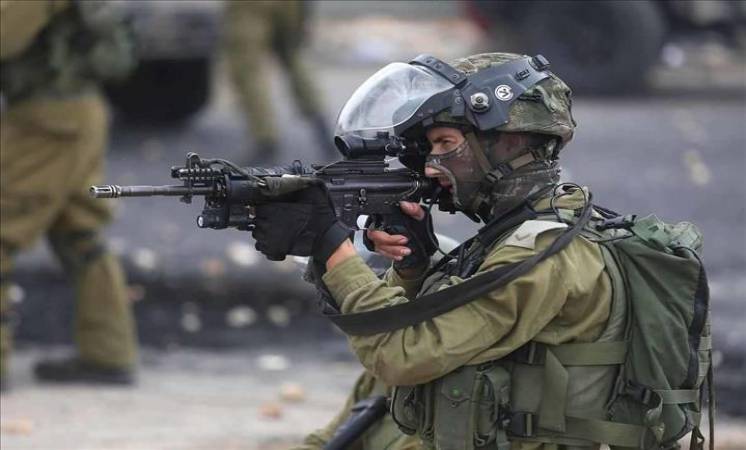 قوات الاحتلال تعتقل طفلاً مصاباً وشاباً خلال مواجهات في حزما شمال القدس