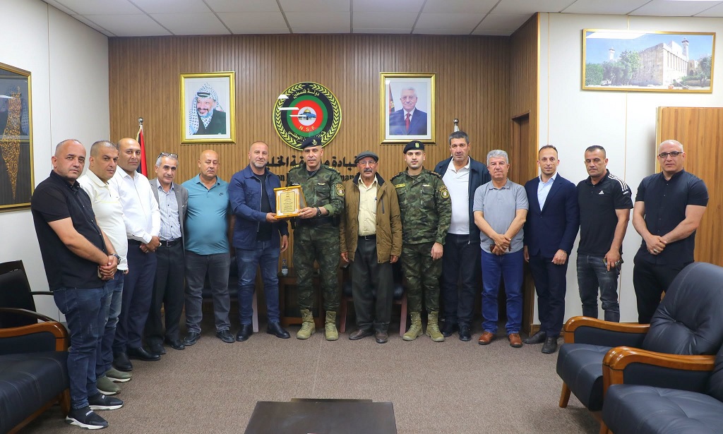 بلدية الظاهرية وفعاليات المدينة تجتمع مع قائد منطقة الخليل العميد جمال آسيا