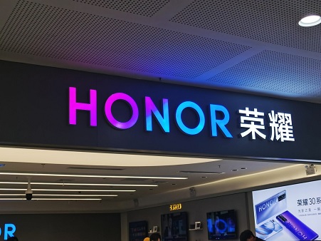 Honor تطلق هاتفا بمواصفات ممتازة وسعر منافس
