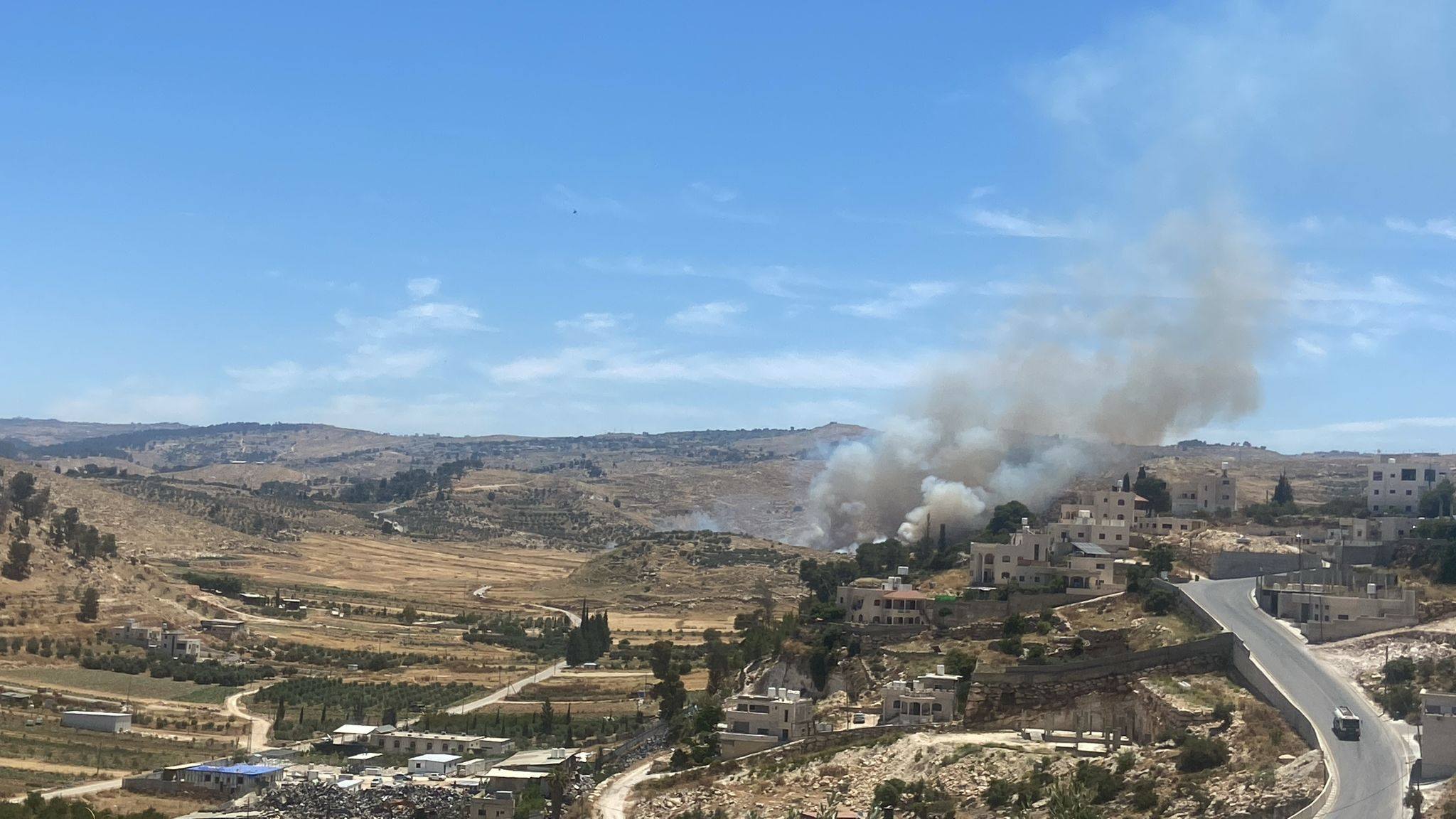مستوطنون يشعلون النار بمحاصيل القمح في بلدة إذنا غرب الخليل