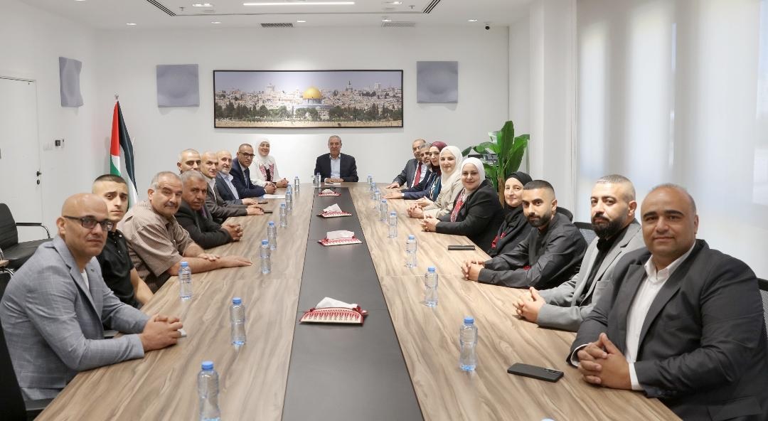 حسين الشيخ يبحث مع رؤساء المجالس البلدية في دورا ودير سامت وبيت عوا سبل تعزيز دور الهيئات المحلية