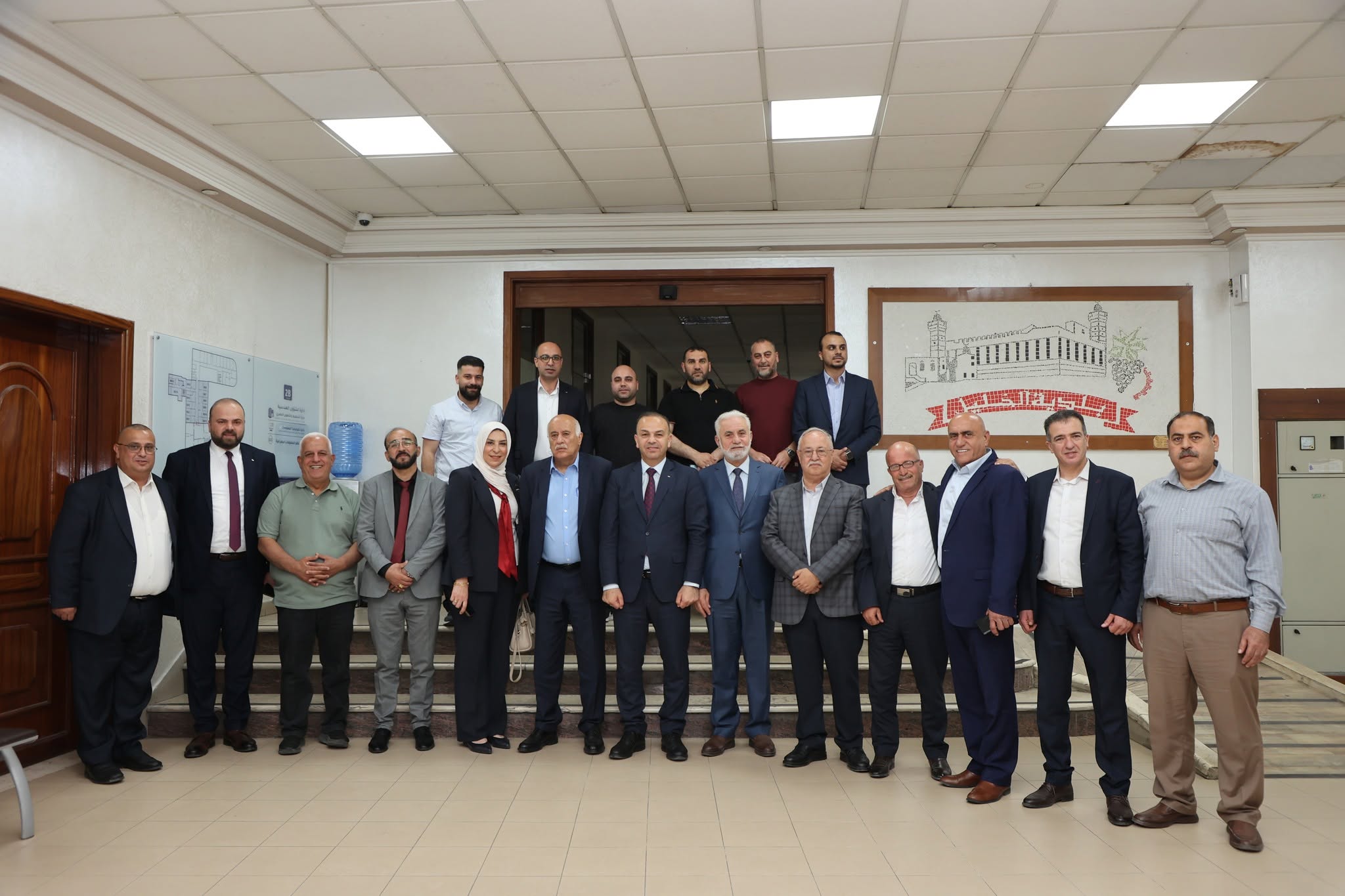الفريق جبريل الرجوب يزور بلدية الخليل ويؤكد دعم جهودها لتطوير الخدمات وتعزيز صمود المواطنين