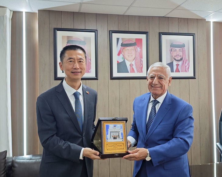 سفير الصين لدى الأردن قوه وي يلتقي رئيس المحكمة الدستورية الأردنية