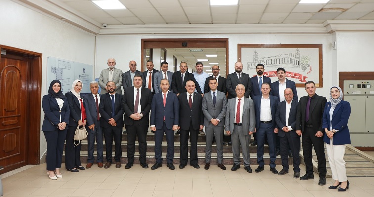 وفد وزاري يزور بلدية الخليل ويؤكد دعم الحكومة لمشاريعها التنموية