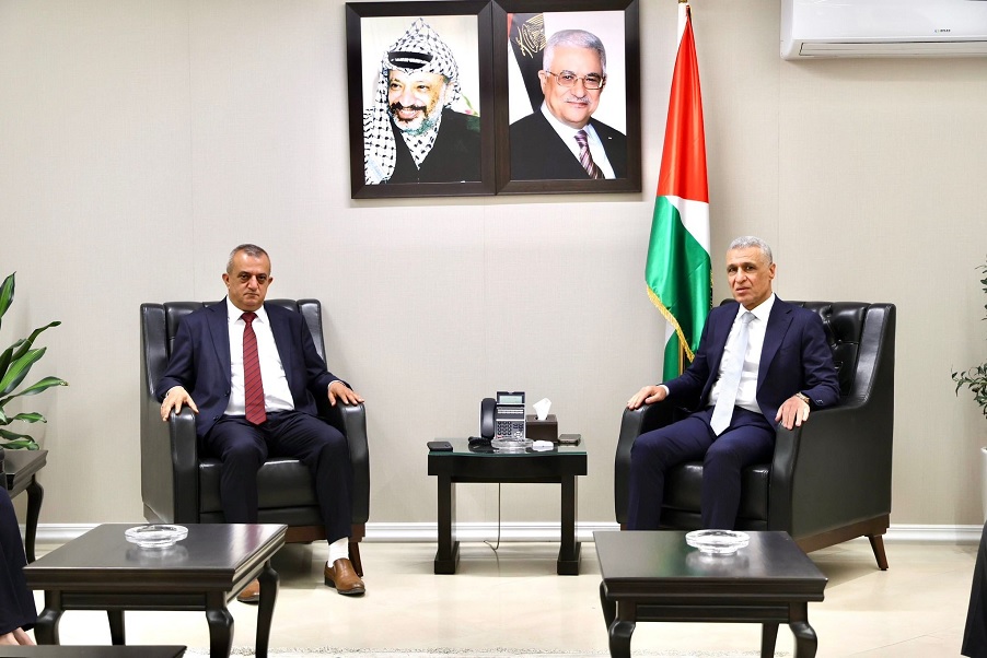 أيمن قنديل يبحث مع وفد من بلدية طولكرم عددا من القضايا ذات الاهتمام المشترك