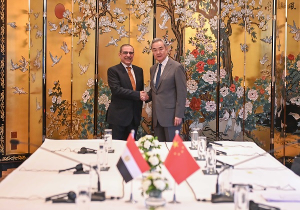 وزير الخارجية الصيني يلتقي الأمين العام لمجلس الأمن القومي المصري