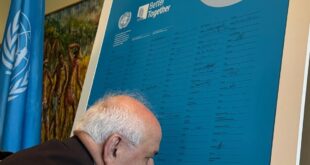 مندوب دولة فلسطين الدائم لدى الأمم المتحدة يوقع على لوحة "80 عاما على ميثاق الأمم المتحدة"