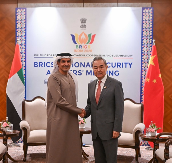 كبير الدبلوماسيين الصينيين يجتمع مع الأمين العام للمجلس الأعلى للأمن الوطني في الإمارات