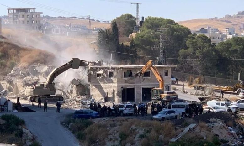 الاحتلال يهدم منزلا ومشغلا تجاريا في بلدة جبع شمال القدس